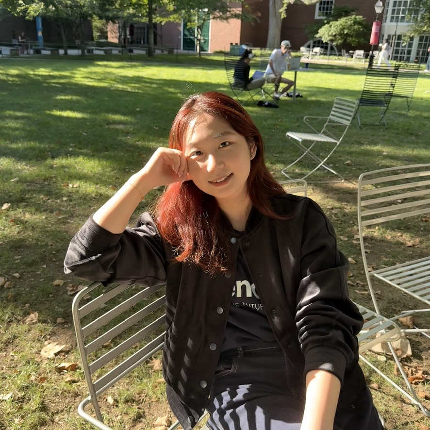 Rose 在校园草坪上
